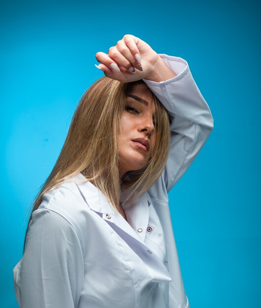 Blondes Modell im weißen Hemd sieht verführerisch aus.