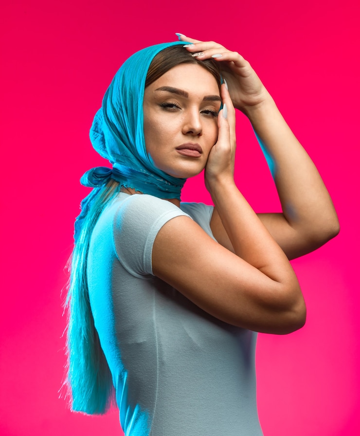 Kostenlose Foto blondes modell mit sommerschal.