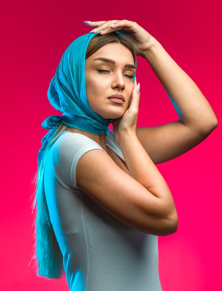 Kostenlose Foto blondes modell mit sommerschal.