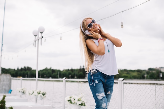 Blondine, die Musik genießen