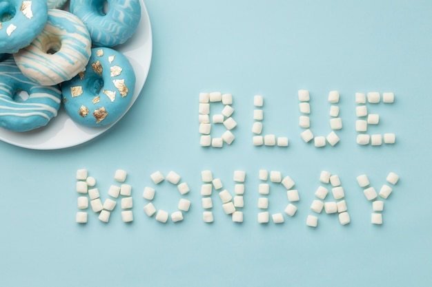 Blue Monday Arrangement mit Donuts