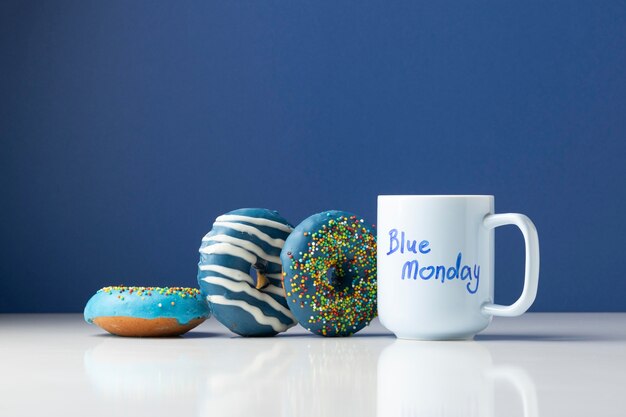 Blue Monday Arrangement mit Donuts