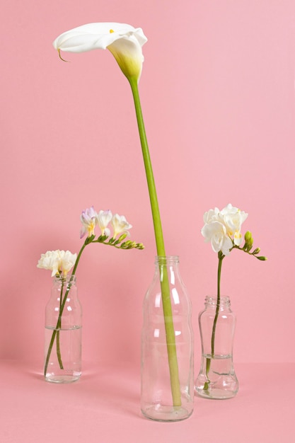 Blüten in der Vase auf dem Tisch