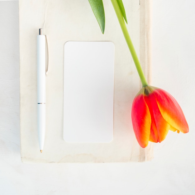 Kostenloses Foto blume auf umschlag mit stift