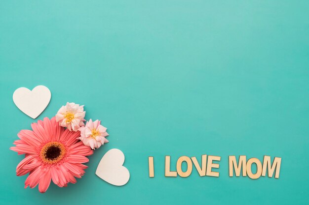 Blume, Herzen und &quot;i love mom&quot; Schriftzug