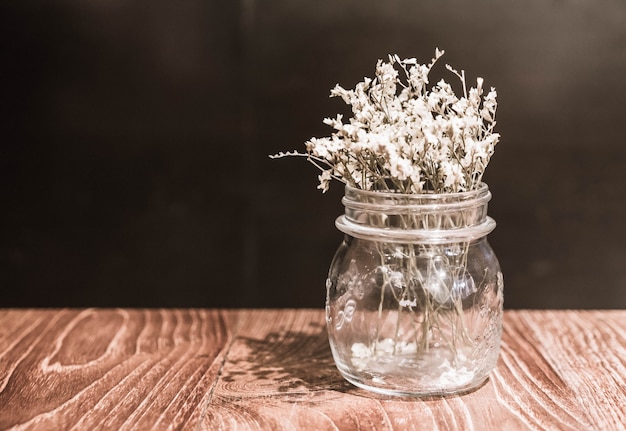 Blume in Vase Dekoration auf Esstisch