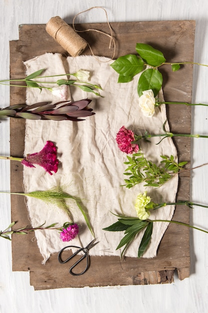 Blumen auf weißem Holztisch