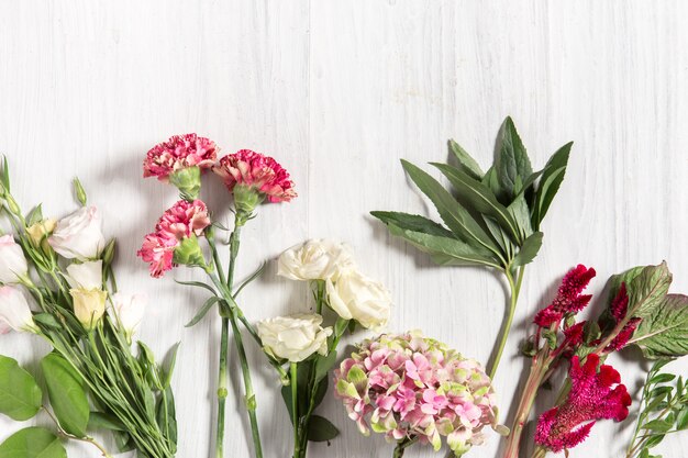 Blumen auf weißem Holztisch