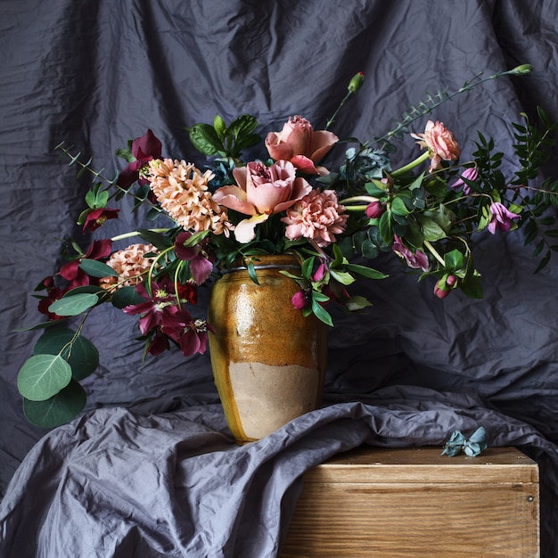 Blumen in der Vase auf einem Tisch