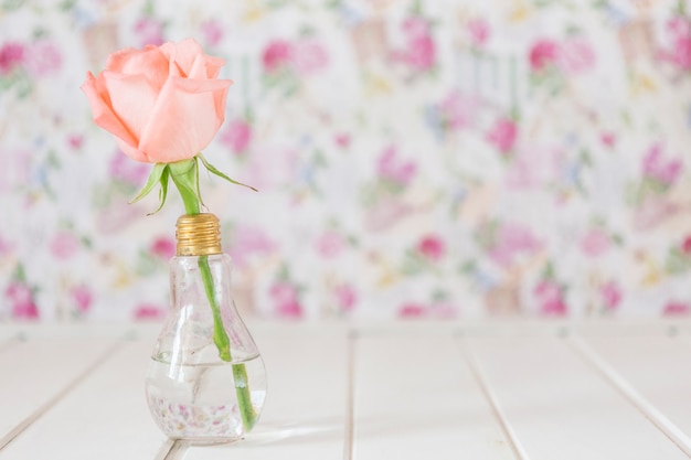 Blumen in einer Vase mit birnenförmigen