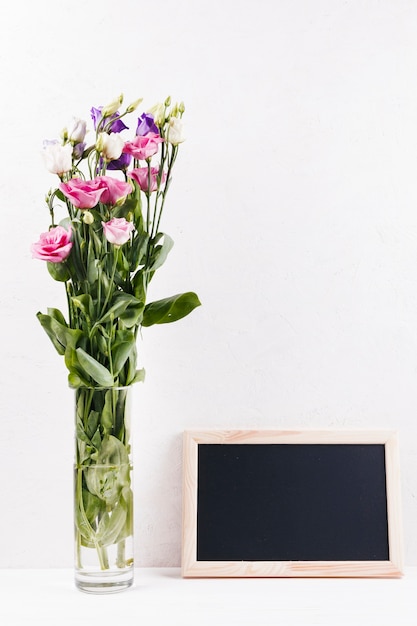 Blumen mit einer Tafel