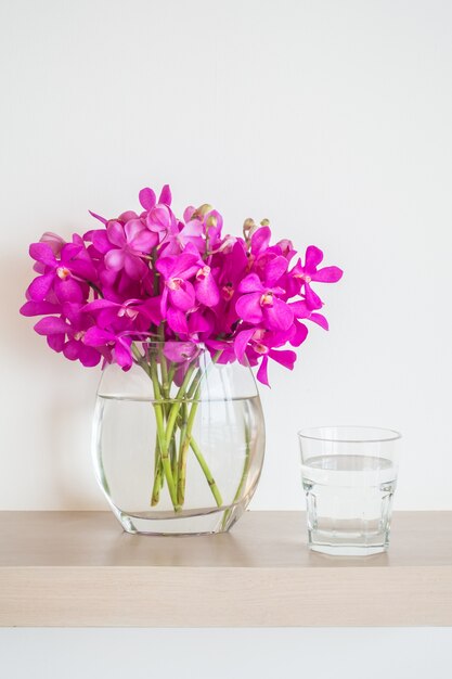 Blumen por mit Wasser und Glas