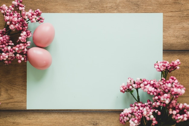 Blumen und Eier auf Papier