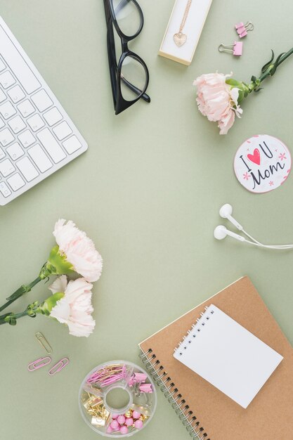 Blumen und Notizbücher flach liegen