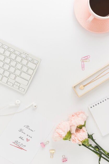 Blumen und Tastatur Draufsicht