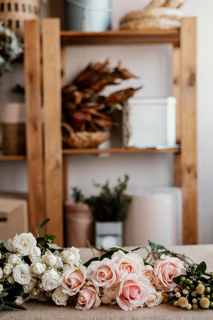 Blumenarrangement mit rosa Rosen