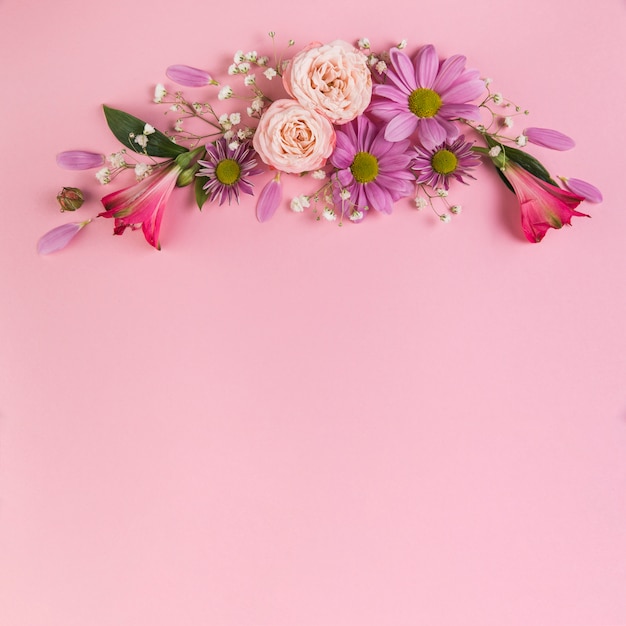 Blumendekoration gegen rosa Hintergrund