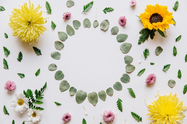 Kostenloses Foto blumenhintergrund mit den blättern, die kreis bilden