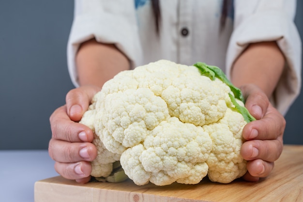 Blumenkohl auf dem Bretterboden.