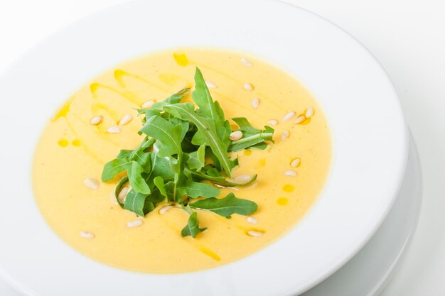 Blumenkohlcremesuppe mit grünen Kräutern