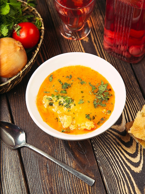 Kostenloses Foto blumenkohlsuppe in hühnertomatenbrühe mit kräutern.