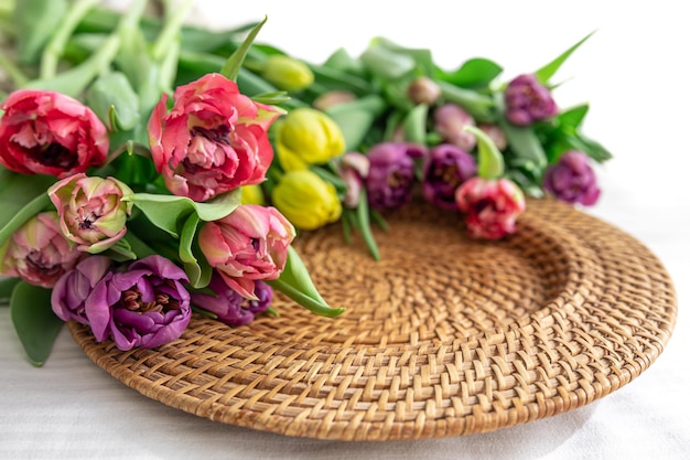 Blumenkomposition mit Tulpen und dekorativen Details