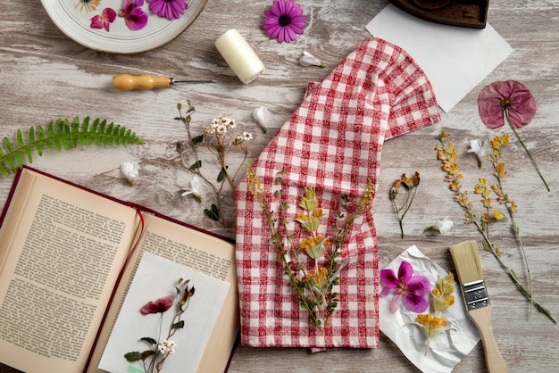 Blumenpresse von oben mit Buch