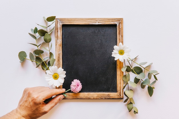 Kostenloses Foto blumenschieferzusammensetzung mit der hand