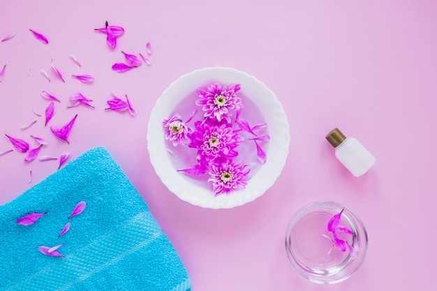 Blumenschönheitskonzept mit Tuch und Schüssel Blumen