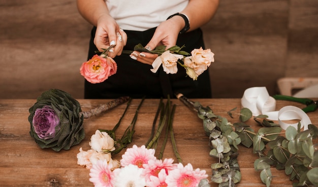 Kostenloses Foto blumensträuße herstellen