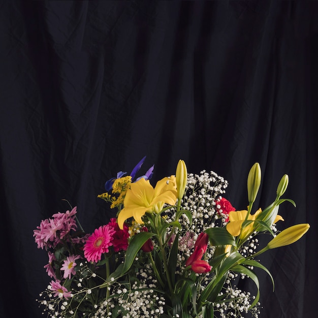 Kostenloses Foto blumensträuße mit bunten blumen in der dunkelheit