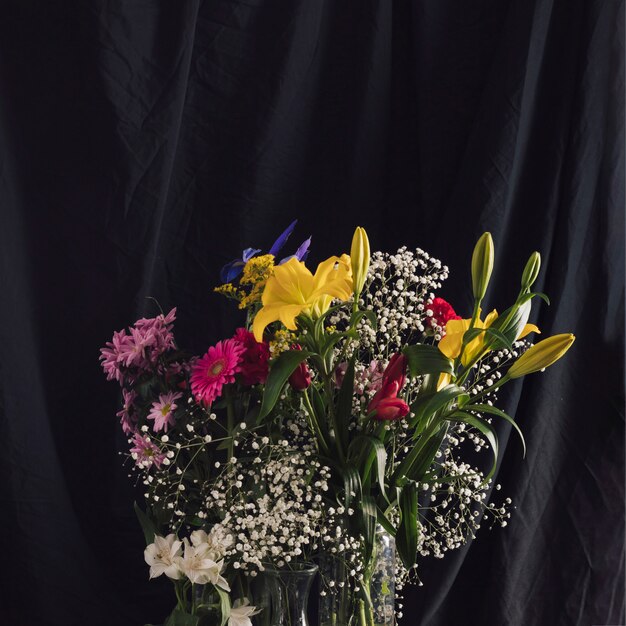 Blumensträuße mit bunten Blumen in Vasen