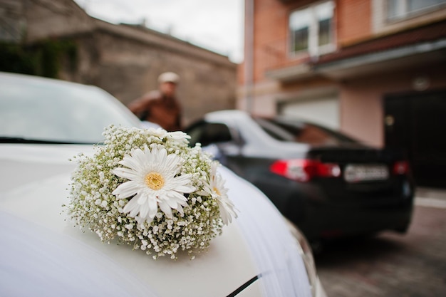 Kostenloses Foto blumenstrauß auf brautwagen