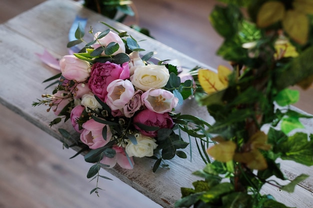 Blumenstrauß auf einer Schaukel