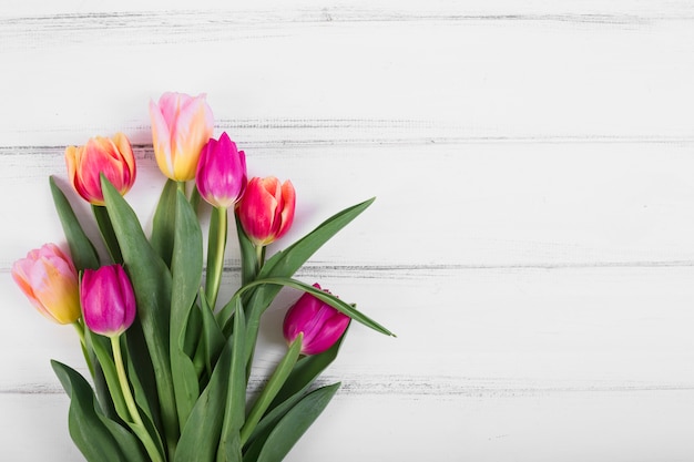 Kostenloses Foto blumenstrauß aus bunten tulpen