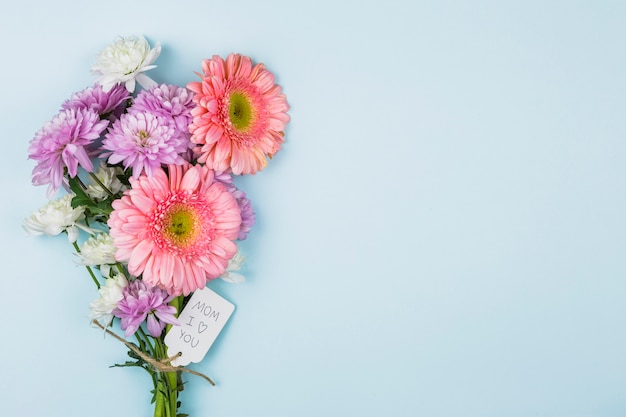 Kostenloses Foto blumenstrauß aus frischen blumen mit titel auf tag