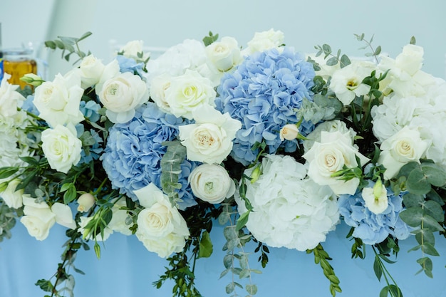 Blumenstrauß aus frischen hellen blumen urlaubsdekor accessoires für die braut am hochzeitstag Premium Fotos
