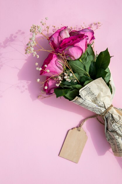 Blumenstrauß aus Rosen im Notenblatt eingewickelt