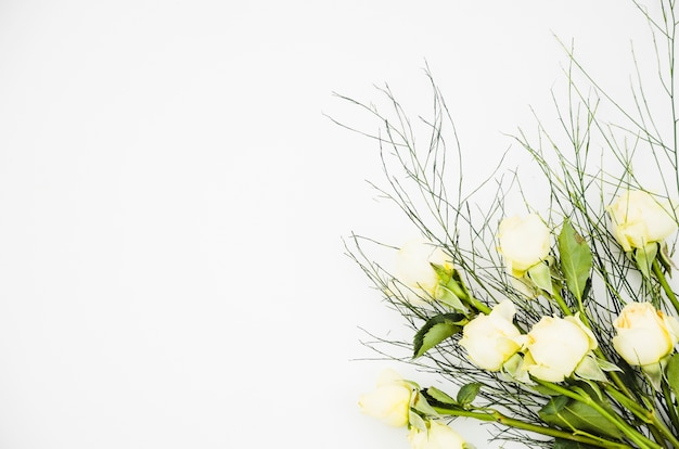 Kostenloses Foto blumenstrauß aus weißen rosen