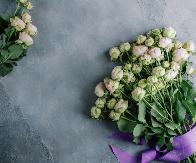 Blumenstrauß der weißen Blumen auf dem Tisch