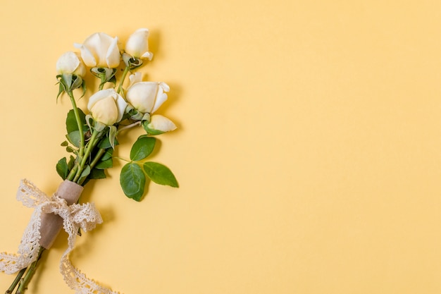 Blumenstrauß der weißen Rosen der Draufsicht mit Kopienraum