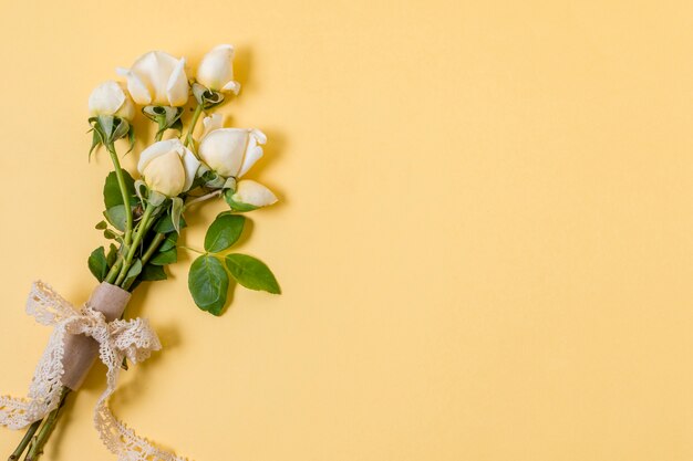 Blumenstrauß der weißen Rosen der Draufsicht mit Kopienraum