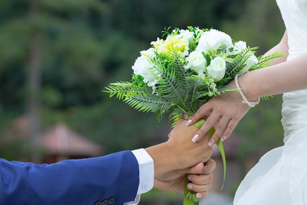Blumenstrauß in den Händen der Braut