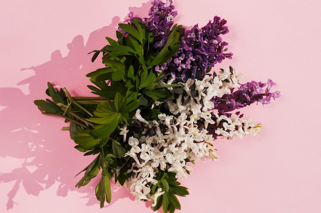 Blumenstrauß in einem rosa Hintergrund