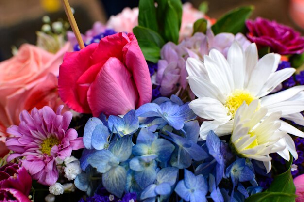 Blumenstrauß in mehreren farben schöner und farbenfroher blumenstrauß