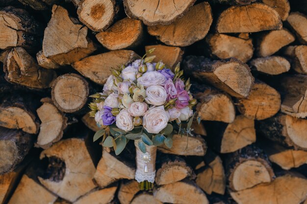 Blumenstrauß mit abgesteckt log Hintergrund