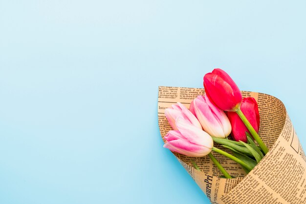 Blumenstrauß von hellen frischen Blumen im Kraftpapier