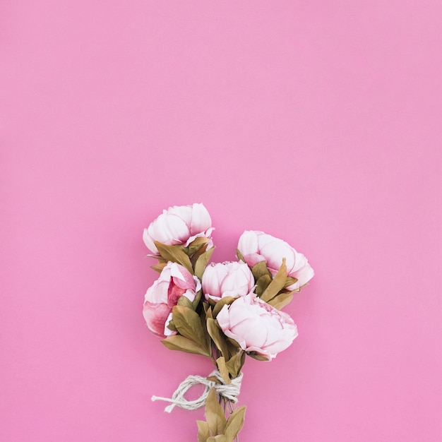 Blumenstrauß von Rosen auf schönem rosa Hintergrund