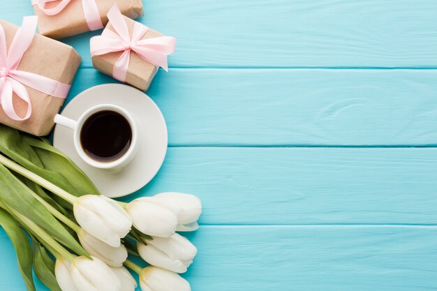 Blumenstrauß von Tulpenblumen mit Morgenkaffee und Geschenkboxen