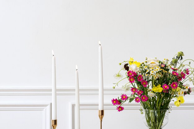 Blumenvase und Kandelaber in einem modernen Boho-Chic-Ästhetikraum